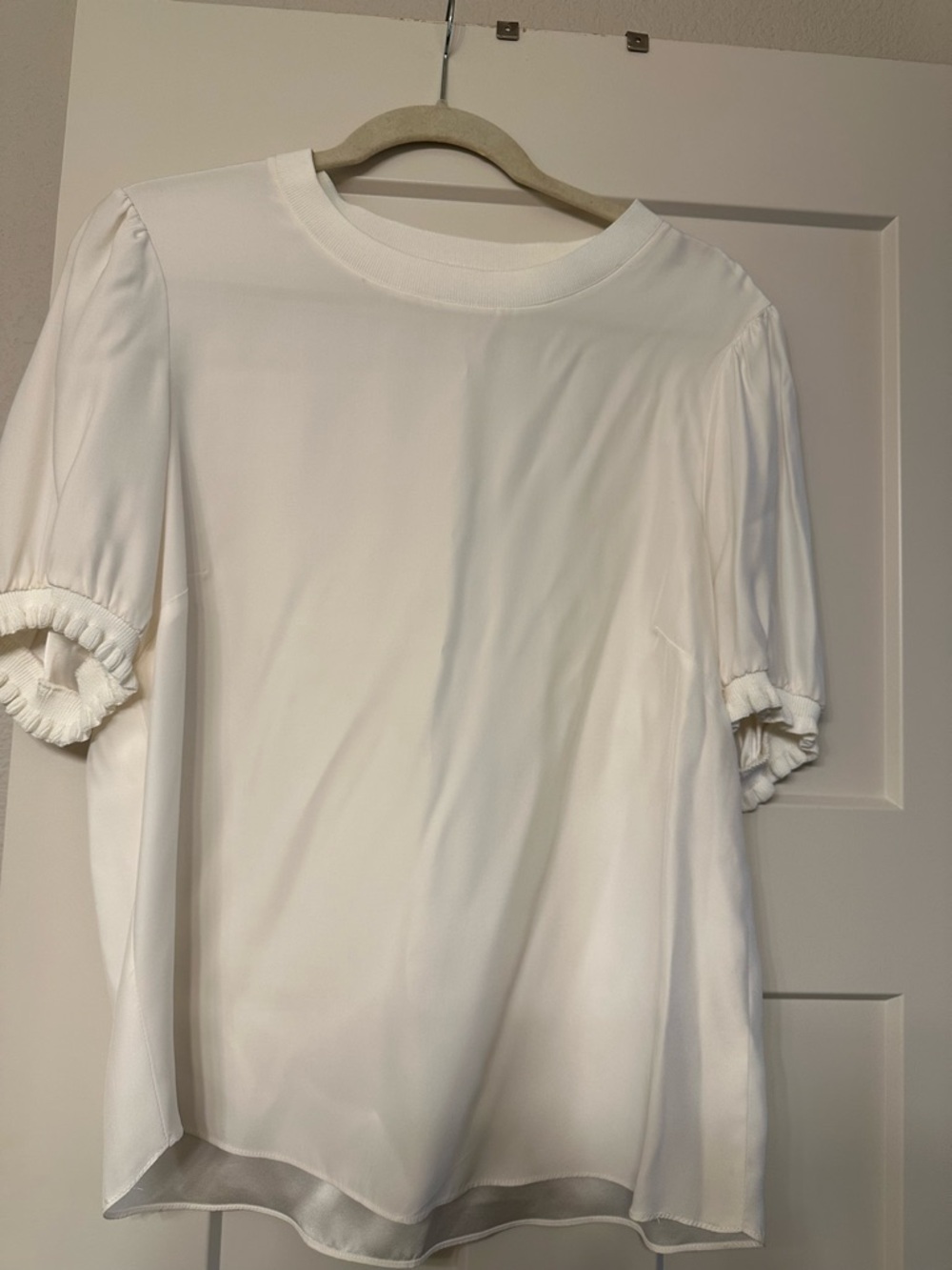 Cinq a Sept Silk Women’s White Puff Sleeve Blouse Never Worn. Size L